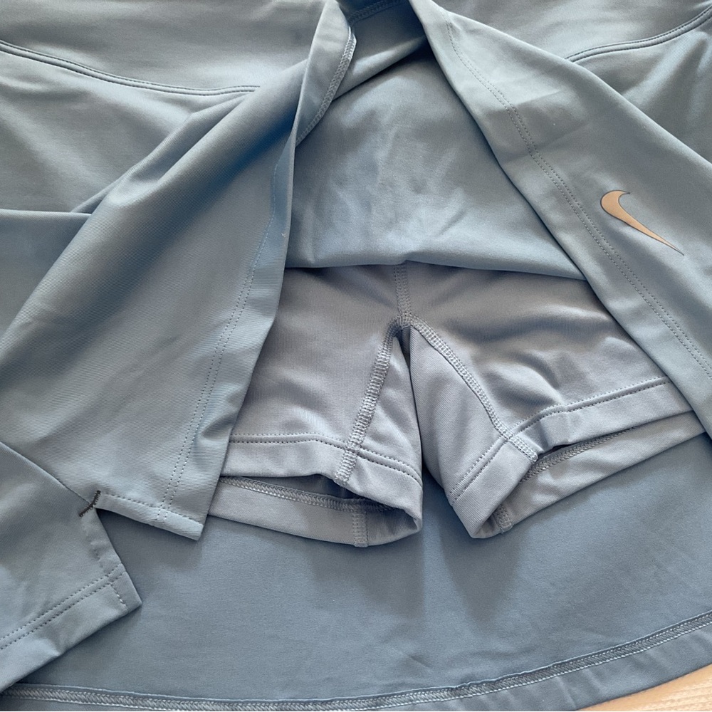 Nike Blue to Green Gradient Performance Tank and Skort Set - Picture 4 of 5